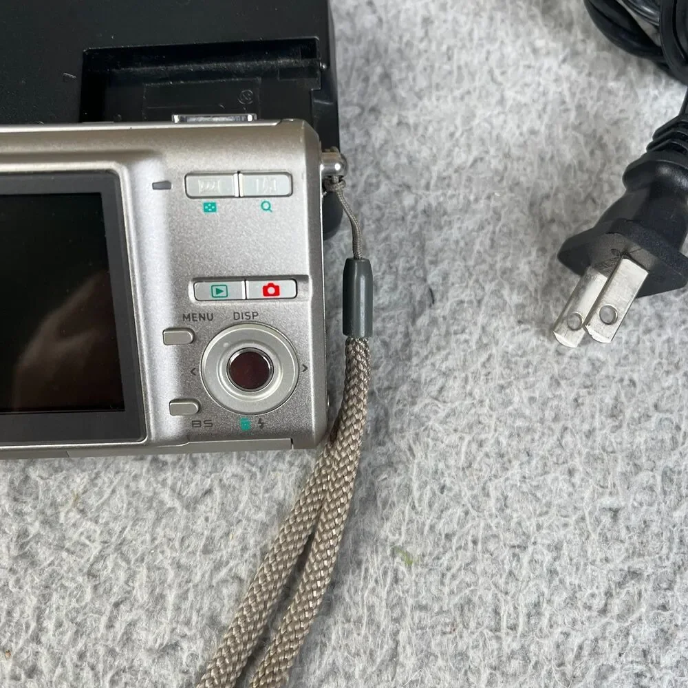 Casio Digital Camera Silver EXILIM ZOOM EX-Z70 7.2MP with Charger